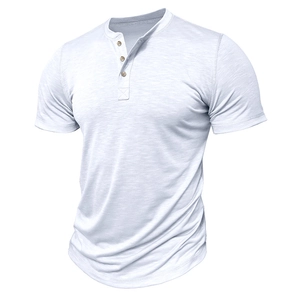 Détail d'un t-shirt Henley blanc avec texture flammée et trois boutons marron