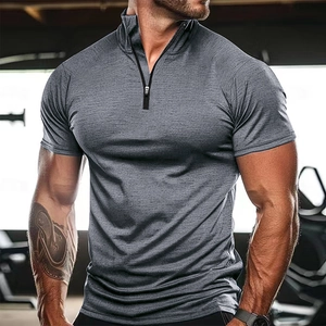 Dettaglio del tessuto grigio mélange traspirante e della mezza zip sulla maglia sportiva slim