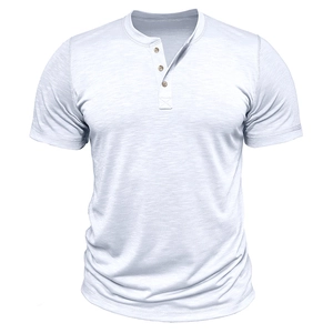 Détail du t-shirt Henley blanc montrant la texture flammée et la patte à trois boutons