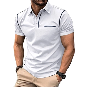 Détail du polo blanc avec liseré bleu marine au col et à l'épaule, gros plan sur le tissu