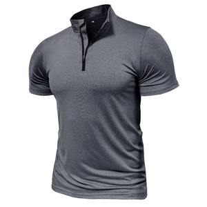 Dettaglio del tessuto grigio traspirante e della cerniera nera sulla maglia sportiva