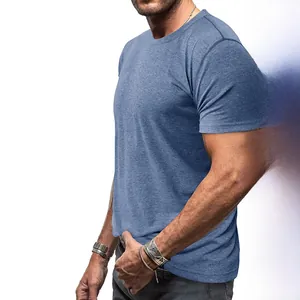 Détail de la maille bleu-gris sur un t-shirt pour hommes à coupe ajustée et col rond