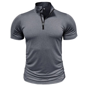 Dettaglio del tessuto tecnico elasticizzato e collo alto con cerniera su t-shirt sportiva