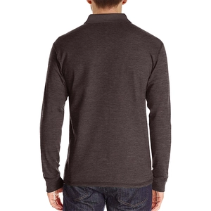 Vue macro de la texture chinée et du dos ajusté d'un polo à manches longues pour homme