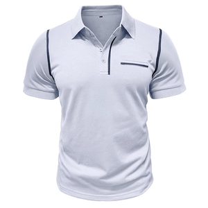 Détail du polo bleu clair avec coutures contrastées bleu marine et effet flottant 3D