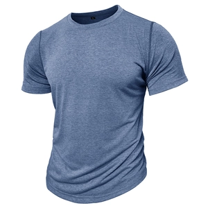 T-shirt homme à manches courtes et col rond en bleu jean avec une texture douce et brossée