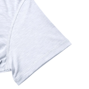 Vue macro de la manche en tricot bleu clair avec détails de couture à double aiguille