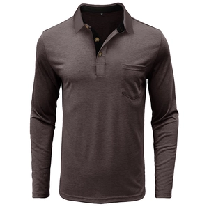 Détail du tissu en maille texturée et de la patte à trois boutons sur ce polo pour hommes