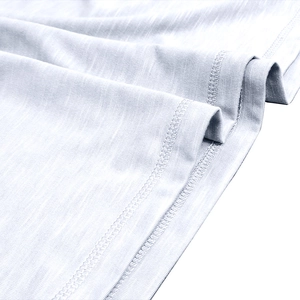 Détail du tissu en maille gris clair montrant la qualité de la couture à double aiguille