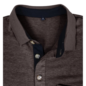 Détail du col polo côtelé avec bordure contrastée marine et trois boutons marrons