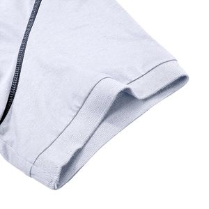 Détail du poignet d'un polo en maille avec surpiqûres contrastées bleu foncé