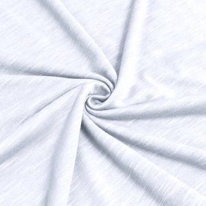 Détail macro de la texture du tissu en coton flammé blanc pour t-shirts Henley été