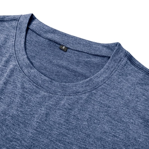 Détail du col rond et des doubles surpiqûres sur ce t-shirt bleu chiné pour hommes