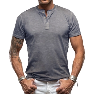 Détail d'un t-shirt Henley bleu gris à manches courtes avec trois boutons et texture