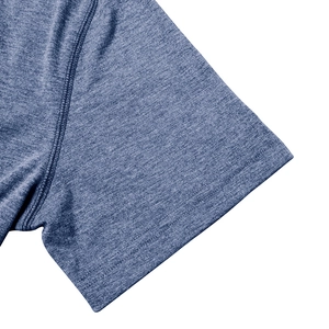 Détail du t-shirt bleu chiné pour homme montrant la texture fine et la double couture