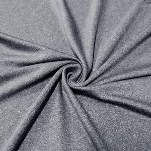 Dettaglio del tessuto tecnico grigio mélange elastico e ad asciugatura rapida