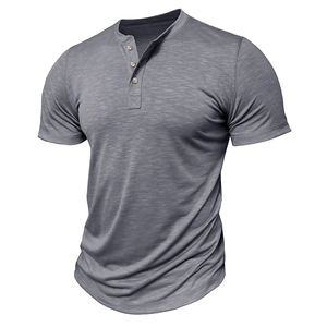 Détail du t-shirt Henley gris pour homme avec texture flammée et col à boutonnage