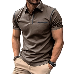 Détail d'un polo homme marron foncé avec surpiqûres contrastées bleues et poche poitrine