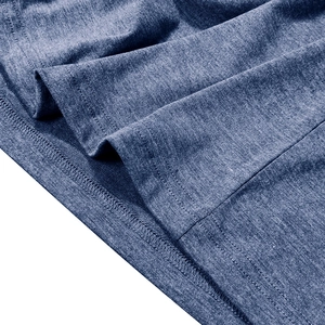 Gros plan du tissu en maille bleu chiné montrant les coutures précises à double aiguille
