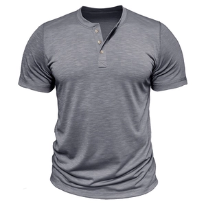 Détail d'un t-shirt Henley gris montrant le tissu flammé et le col à trois boutons
