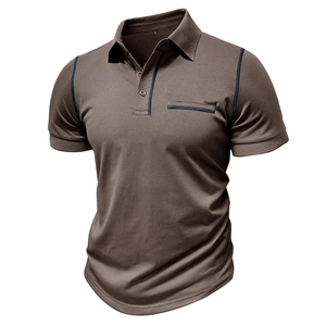 Gros plan du polo marron avec coutures contrastées et col boutonné standard