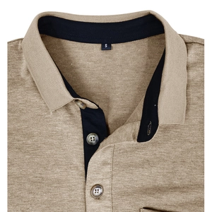Détail du col de polo beige avec bordure bleu marine et boutons gris élégants