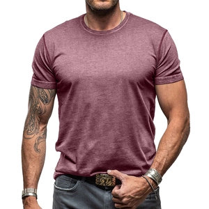 Détail du tissu en coton bordeaux chiné et coutures du col rond sur le t-shirt pour homme