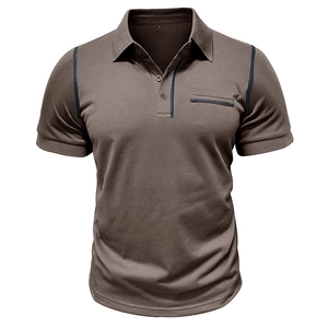 Détail du polo marron avec coutures contrastées bleues et poche sur la poitrine