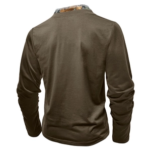 Haut Henley homme à manches longues marron olive avec col camouflage vue de dos