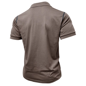 Détail du polo marron café montrant les surpiqûres contrastées à l'épaule et le tissu