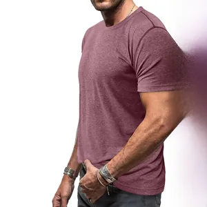 Détail du tissu en coton chiné bordeaux sur un t-shirt à manches courtes slim pour hommes