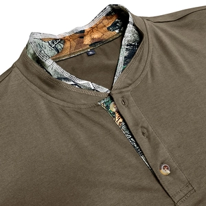Détail d'un chemisier Henley kaki avec doublure camouflage au col et boutons