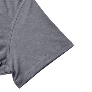 Détail de la manche gris chiné montrant les coutures précises à double aiguille du t-shirt