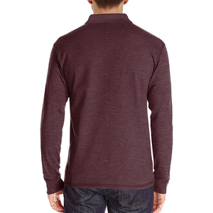 Détail de la texture chinée rouge vin au dos d'un polo à manches longues pour homme