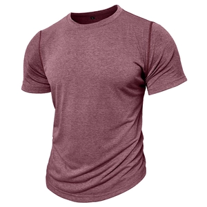 Détail du col rond et de l'étiquette sur le t-shirt bordeaux avec texture chinée fine