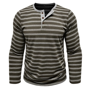 Detail eines olivgrünen Henley-Shirts mit Streifen, Kontrastkragen und Knöpfen