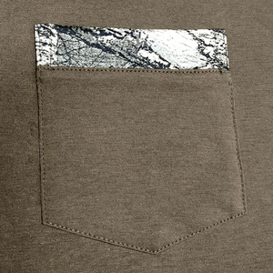 Détail d'une chemise Henley vert olive montrant une poche poitrine à motif marbré