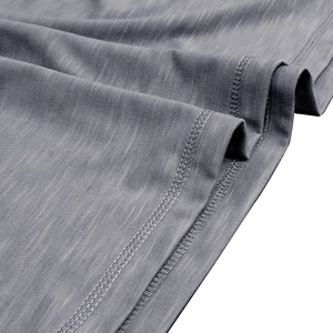 Détail macro du tissu tricoté gris avec une finition propre de couture à double aiguille
