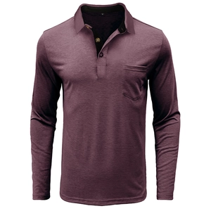 Détail du polo homme violet à manches longues montrant la texture du col et la poche poitrine