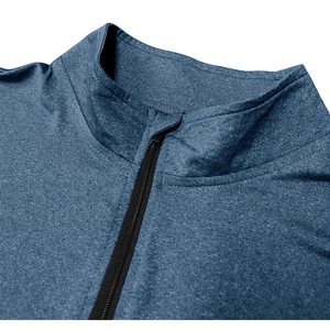 Dettaglio del colletto con zip blu scuro e del tessuto sportivo altamente elastico