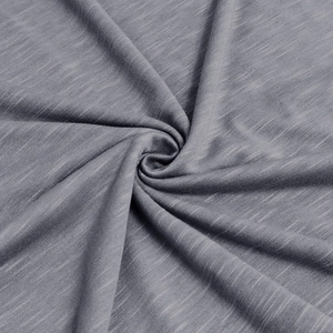 Détail macro du tissu en coton flammé gris anthracite montrant texture tricotée et douceur