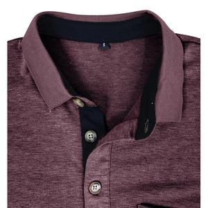 Détail macro du polo bordeaux pour homme avec col contrasté et trois boutons