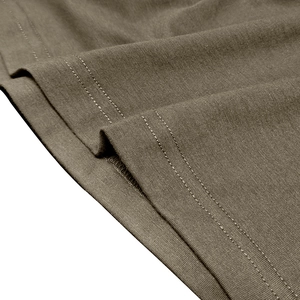 Gros plan de l'ourlet à double surpiqûre et du tissu en maille texturé du haut Henley