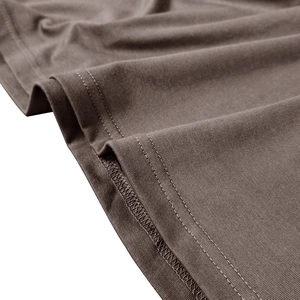 Gros plan détaillé montrant la couture double aiguille sur un polo en coton gris