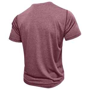 Détail du tissu chiné bordeaux et des coutures plates sur le dos du t-shirt pour hommes