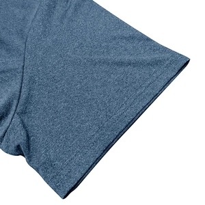 Dettaglio del tessuto mélange blu con doppia cucitura sul polsino della t-shirt sportiva