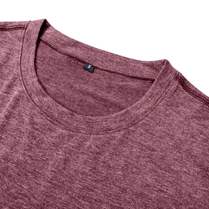 Détail du col rond et étiquette de taille sur un t-shirt en tricot bordeaux