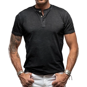 Détail du t-shirt Henley gris anthracite en coton flammé texturé avec patte de boutonnage
