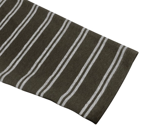 Detailaufnahme der gestreiften Henley-Manschette mit Stricktextur und feiner Naht