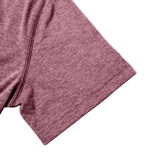Gros plan sur la manche du t-shirt bordeaux chiné avec finitions à double couture